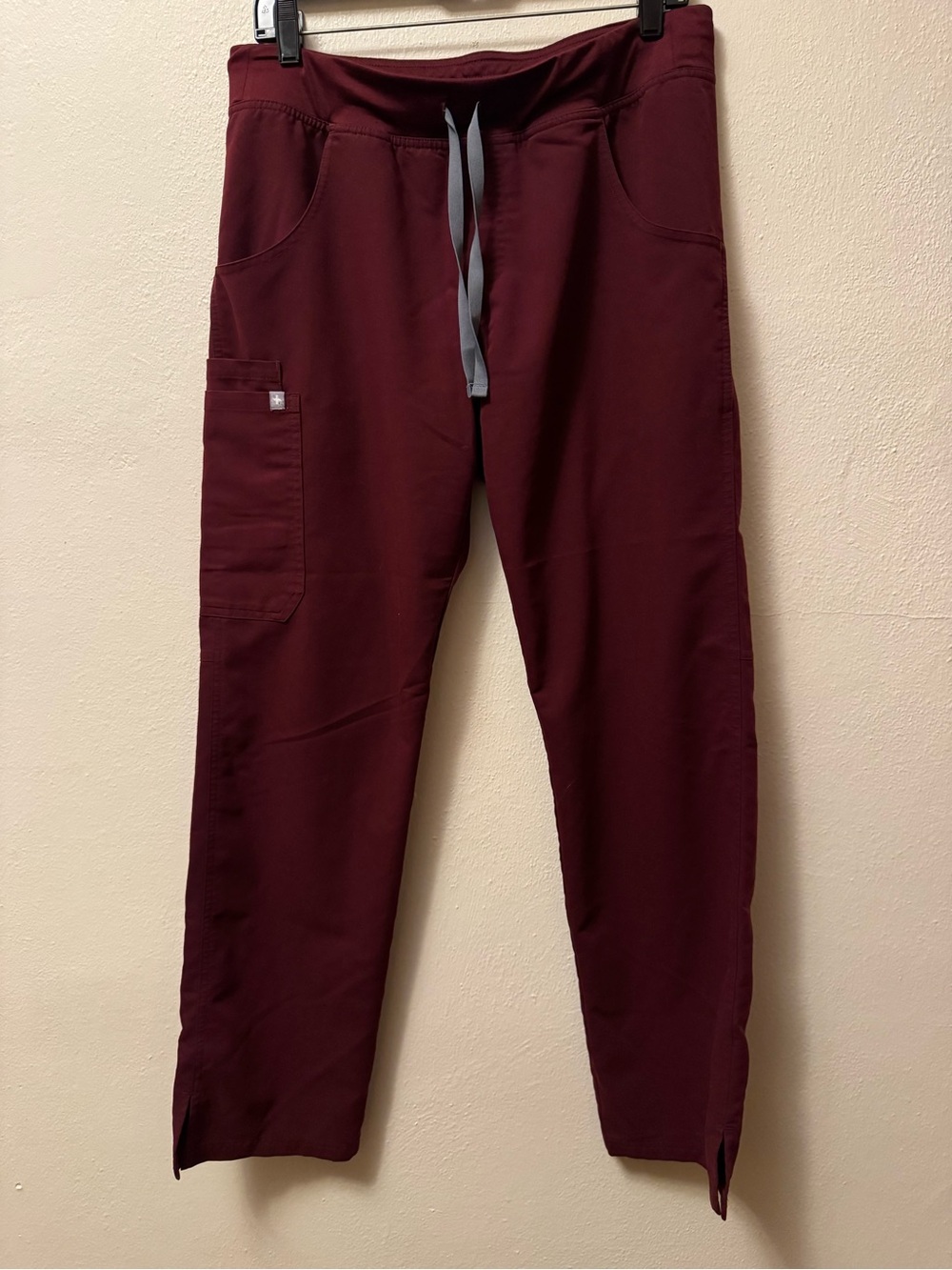FIGS Kade Cargo Scrub Pants Burgundy Maroon Straight Leg Yoga Waistband Sz M